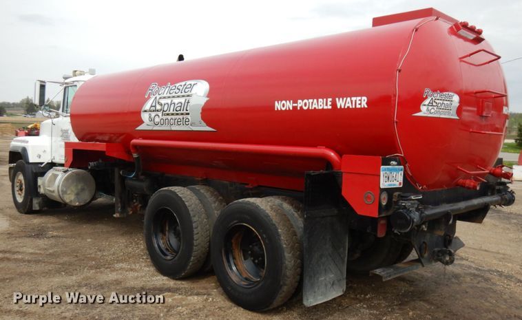 image for item IT9297 2001 Mack RD688S  water truck