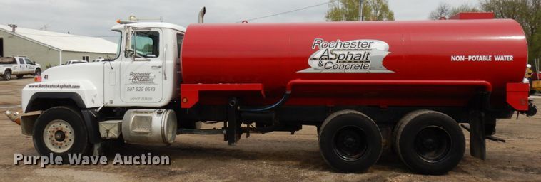 image for item IT9297 2001 Mack RD688S  water truck