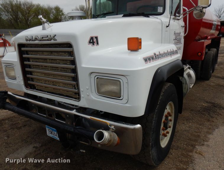 image for item IT9297 2001 Mack RD688S  water truck
