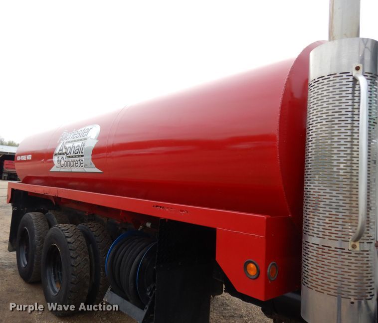 image for item IT9297 2001 Mack RD688S  water truck