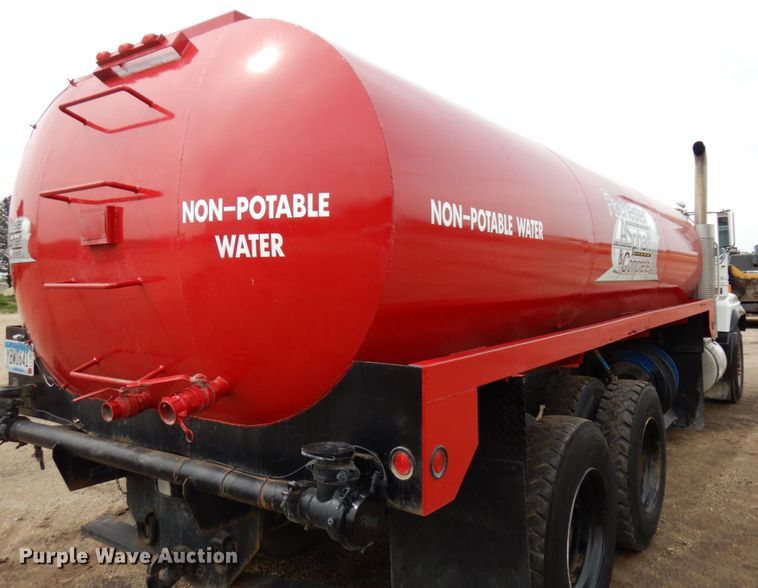 image for item IT9297 2001 Mack RD688S  water truck