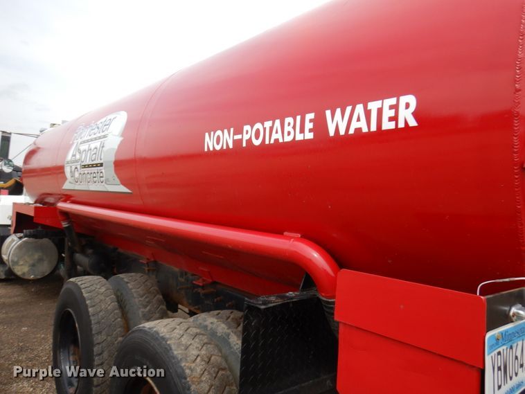 image for item IT9297 2001 Mack RD688S  water truck