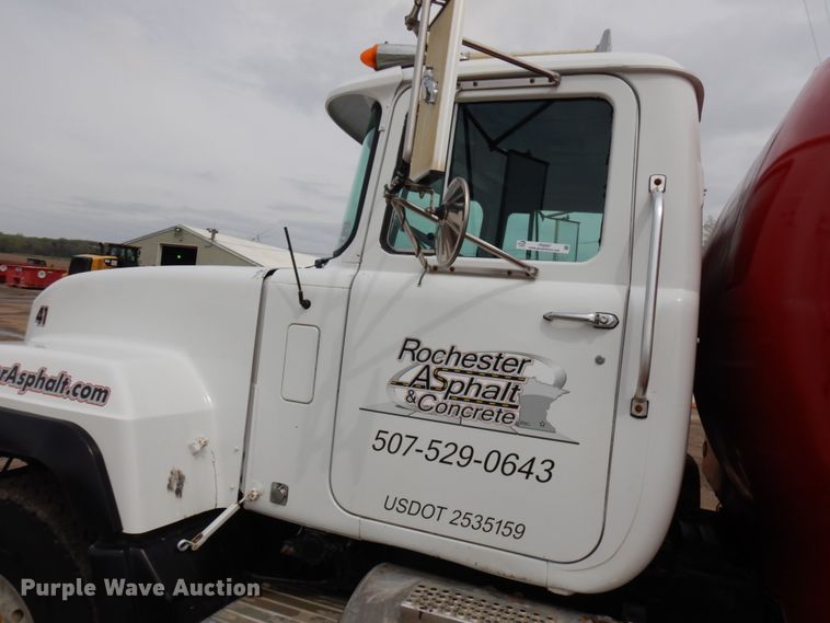 image for item IT9297 2001 Mack RD688S  water truck