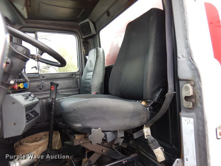 image for item IT9297 2001 Mack RD688S  water truck