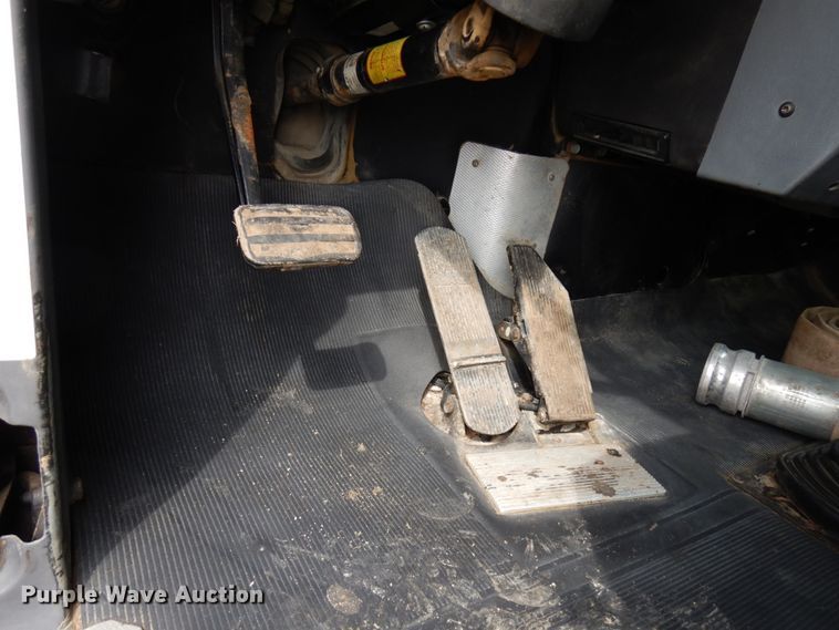 image for item IT9297 2001 Mack RD688S  water truck