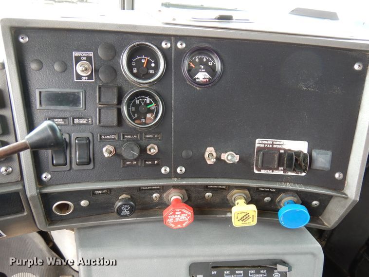 image for item IT9297 2001 Mack RD688S  water truck