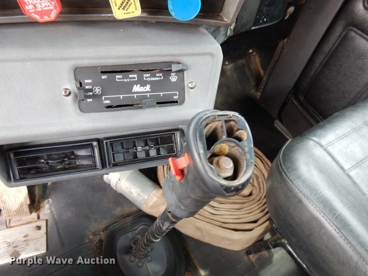 image for item IT9297 2001 Mack RD688S  water truck