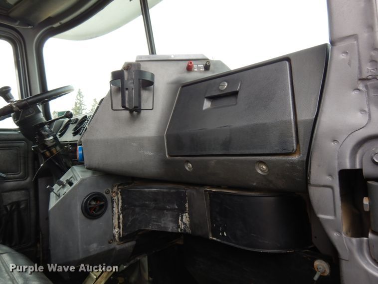 image for item IT9297 2001 Mack RD688S  water truck