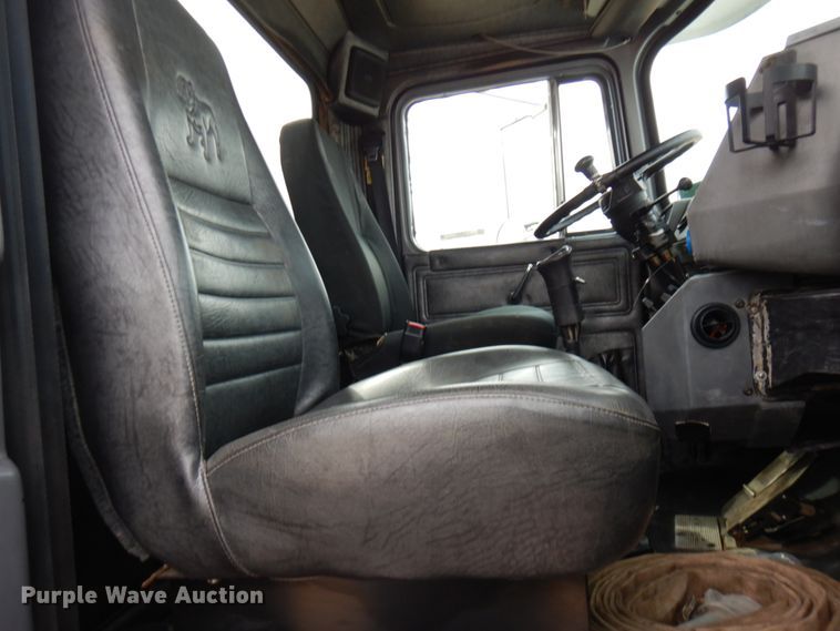 image for item IT9297 2001 Mack RD688S  water truck