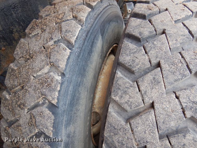 image for item IT9297 2001 Mack RD688S  water truck