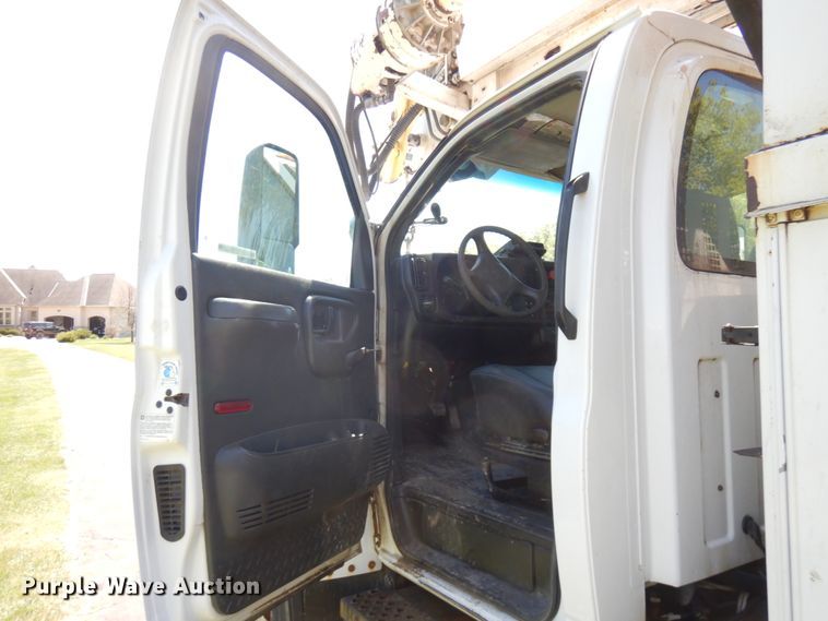 image for item IT9361 2005 Chevrolet C8500  digger derrick truck