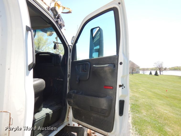 image for item IT9361 2005 Chevrolet C8500  digger derrick truck
