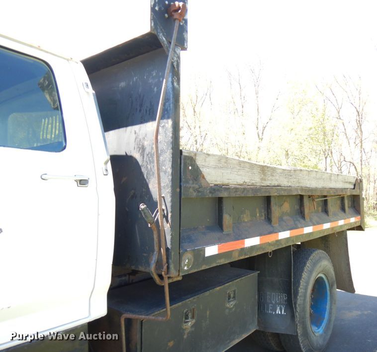image for item IT9362 1995 Ford F800  dump truck