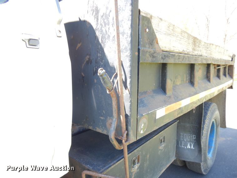 image for item IT9362 1995 Ford F800  dump truck