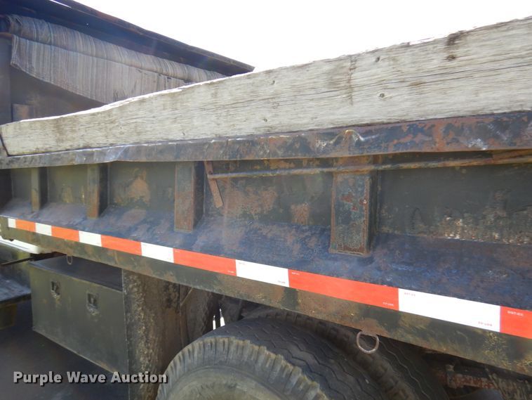 image for item IT9362 1995 Ford F800  dump truck