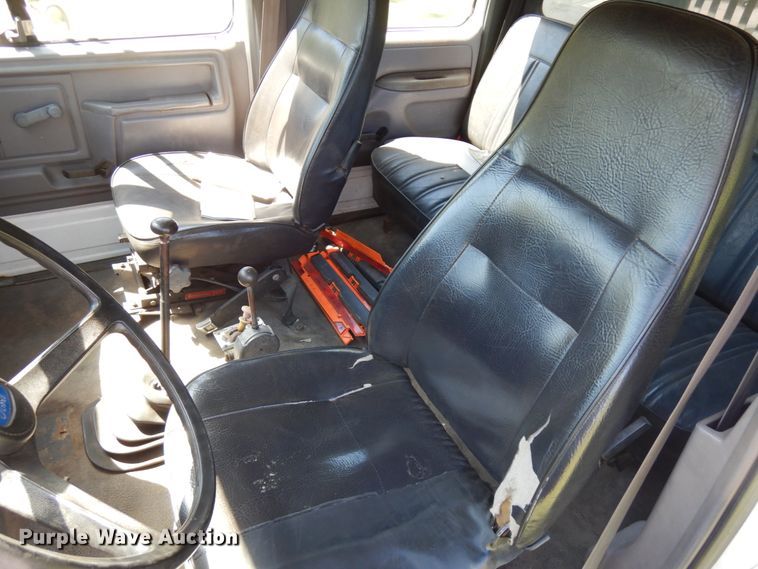 image for item IT9362 1995 Ford F800  dump truck