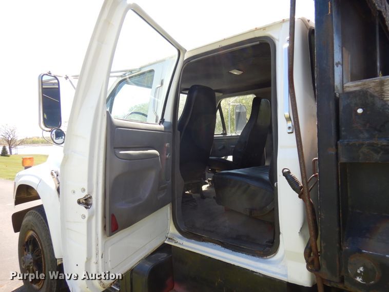 image for item IT9362 1995 Ford F800  dump truck