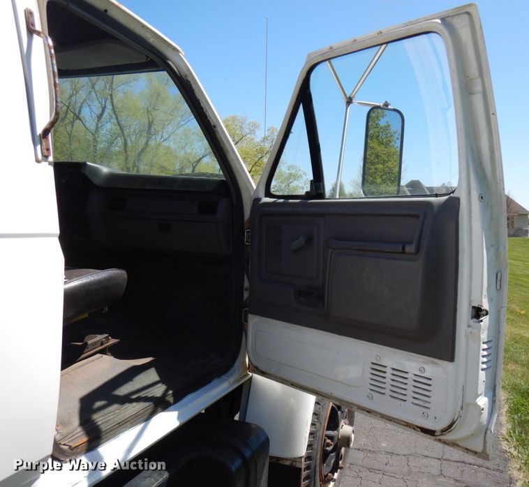 image for item IT9362 1995 Ford F800  dump truck