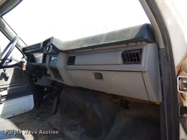 image for item IT9362 1995 Ford F800  dump truck