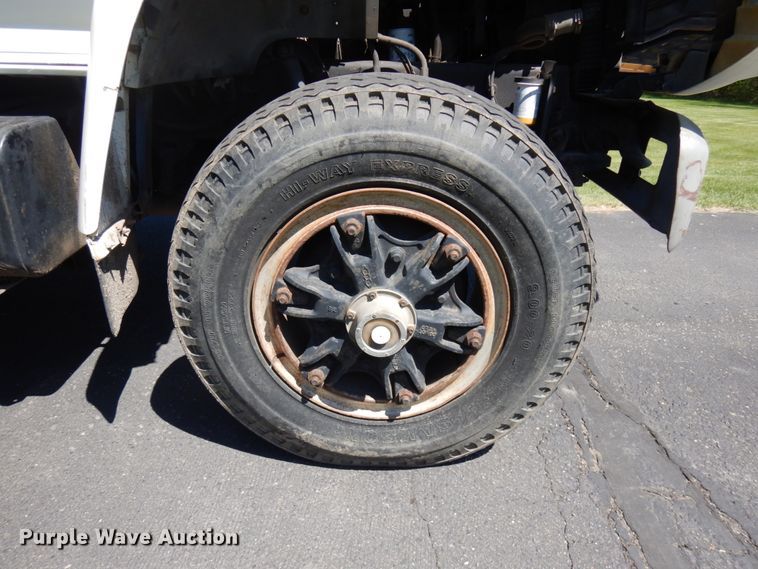 image for item IT9362 1995 Ford F800  dump truck