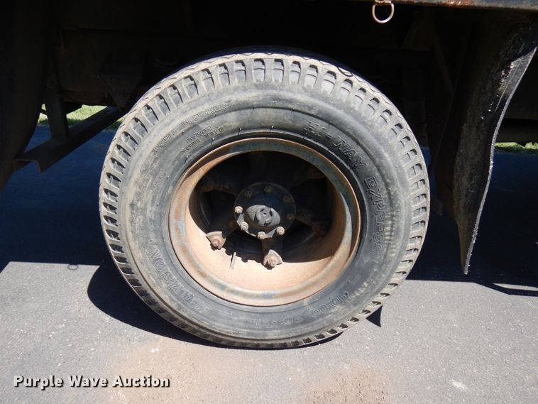 image for item IT9362 1995 Ford F800  dump truck