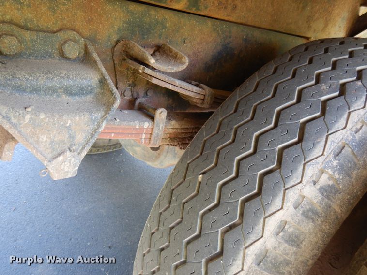 image for item IT9362 1995 Ford F800  dump truck