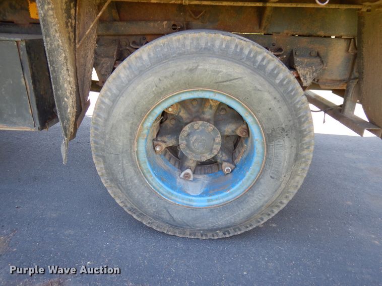 image for item IT9362 1995 Ford F800  dump truck