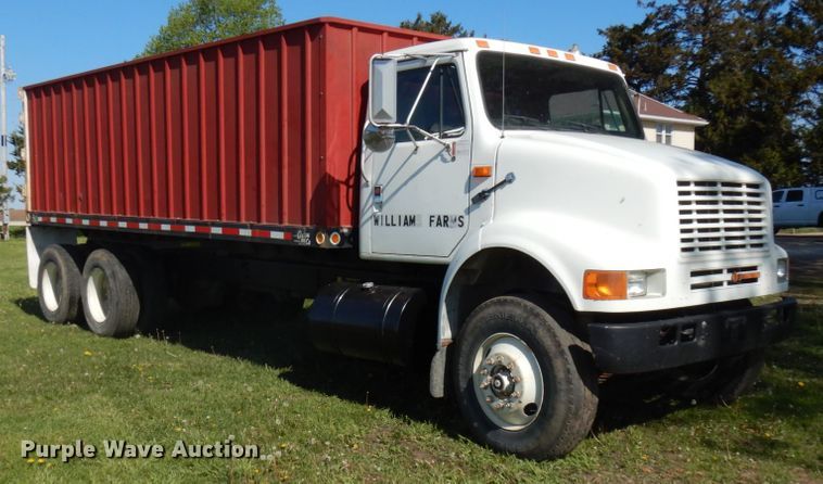 image for item IT9376 1990 International 8100  dump truck