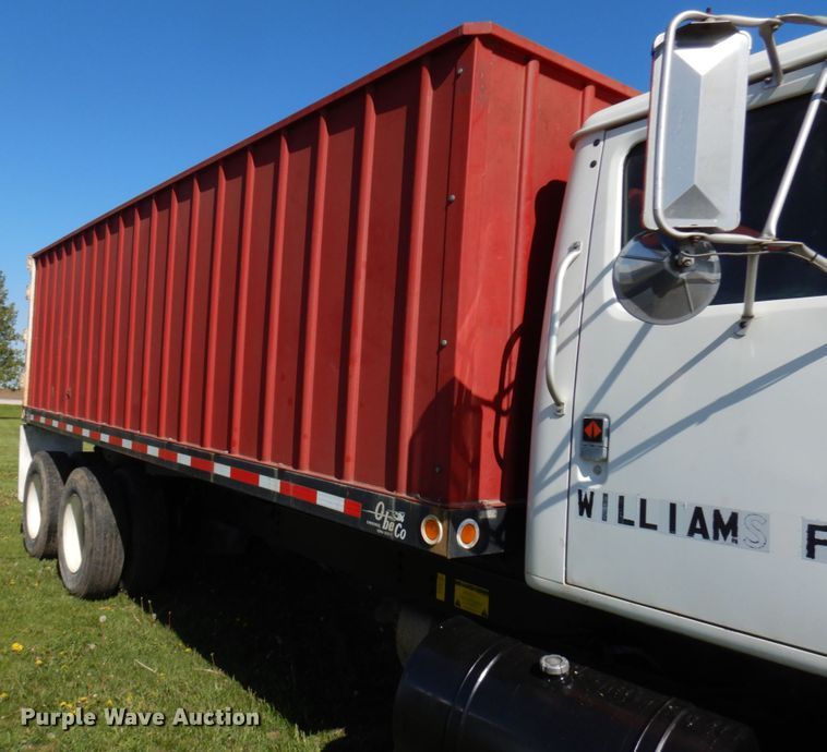 image for item IT9376 1990 International 8100  dump truck