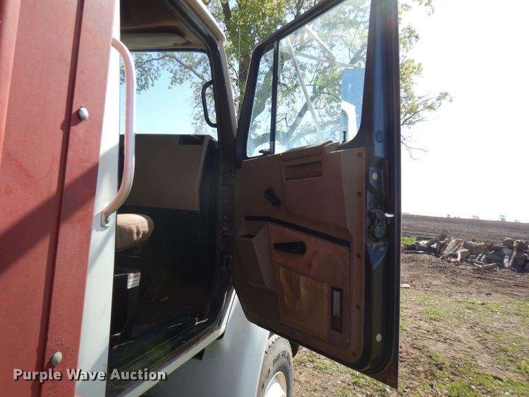 image for item IT9376 1990 International 8100  dump truck