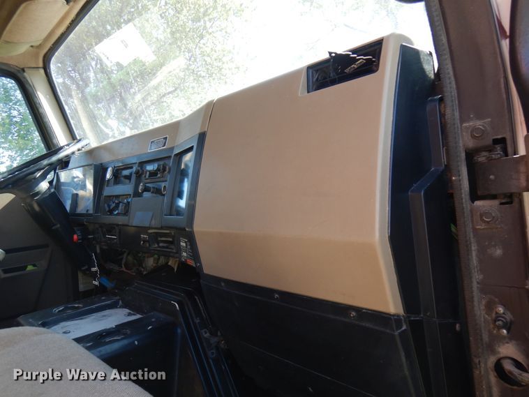 image for item IT9376 1990 International 8100  dump truck