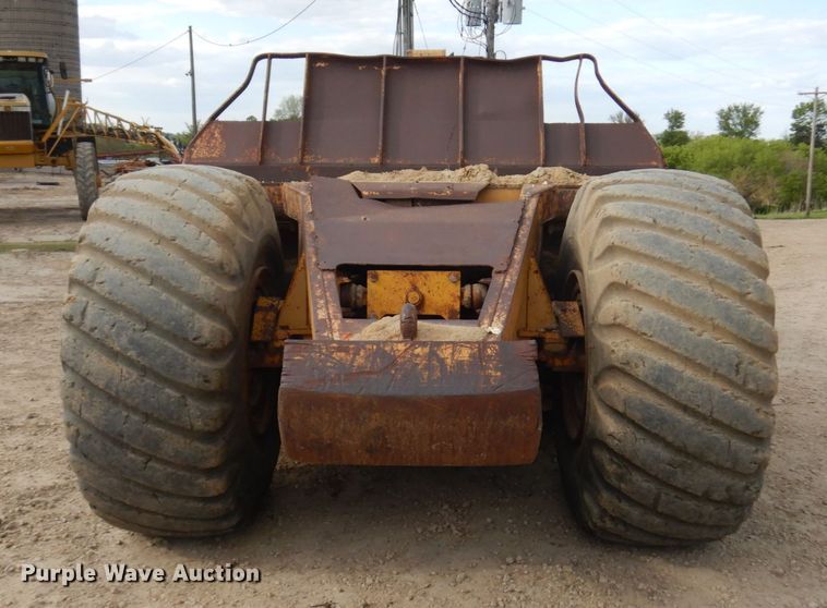 image for item IT9410 1965 International 270  scraper