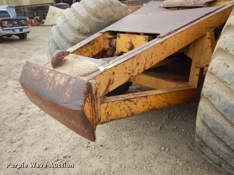 image for item IT9410 1965 International 270  scraper