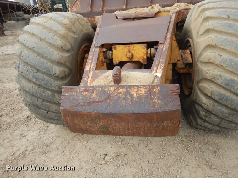 image for item IT9410 1965 International 270  scraper