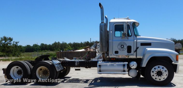image for item DC2095 2001 Mack CH613  semi truck