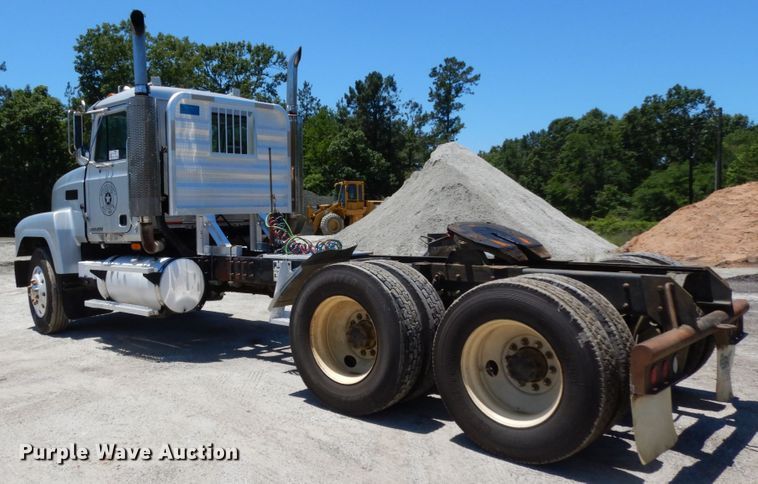 image for item DC2095 2001 Mack CH613  semi truck