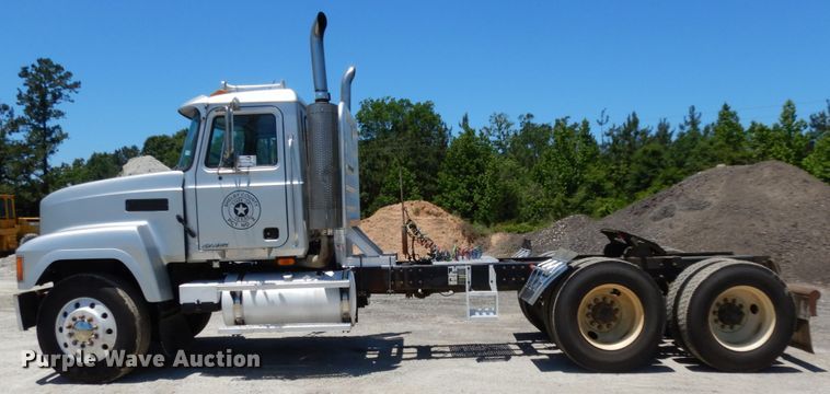 image for item DC2095 2001 Mack CH613  semi truck