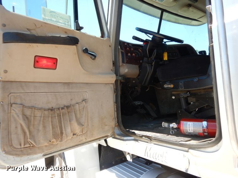 image for item DC2095 2001 Mack CH613  semi truck