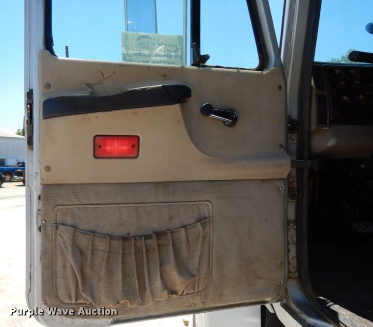 image for item DC2095 2001 Mack CH613  semi truck