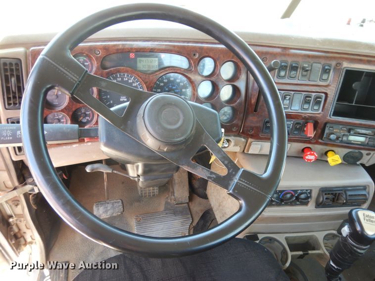 image for item DC2095 2001 Mack CH613  semi truck