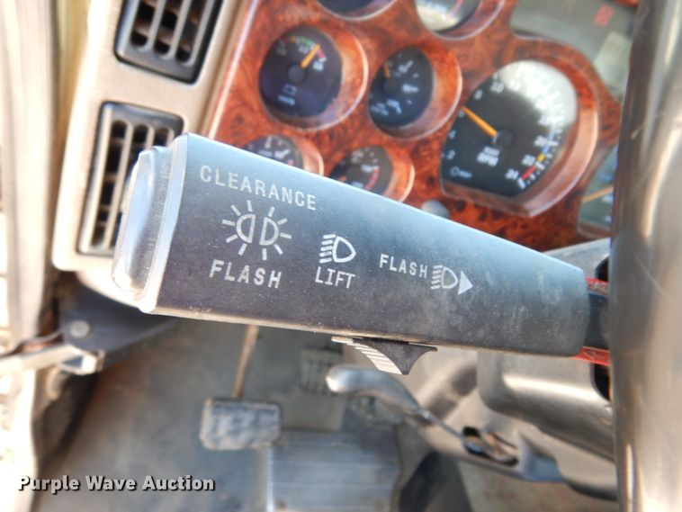 image for item DC2095 2001 Mack CH613  semi truck