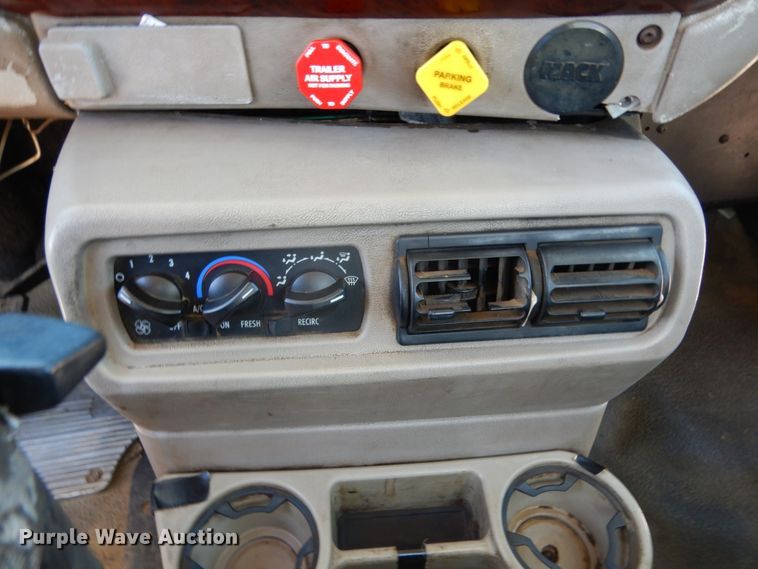 image for item DC2095 2001 Mack CH613  semi truck