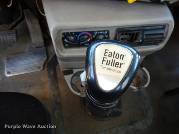 image for item DC2095 2001 Mack CH613  semi truck