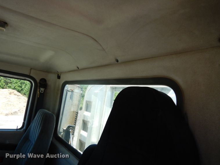 image for item DC2095 2001 Mack CH613  semi truck