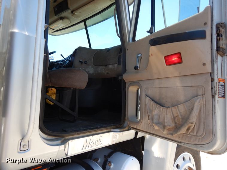 image for item DC2095 2001 Mack CH613  semi truck