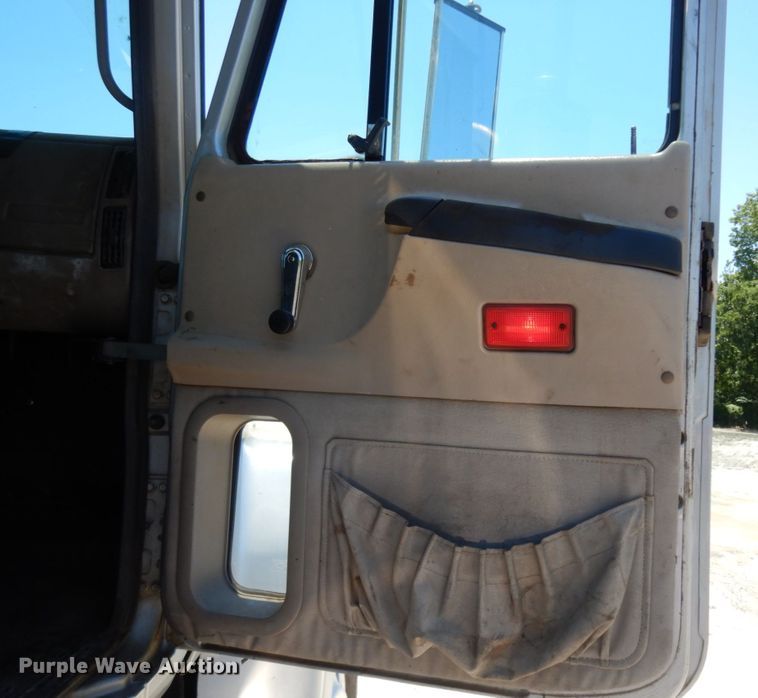 image for item DC2095 2001 Mack CH613  semi truck