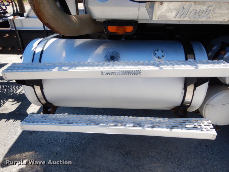 image for item DC2095 2001 Mack CH613  semi truck