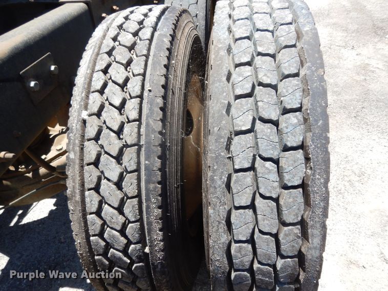 image for item DC2095 2001 Mack CH613  semi truck