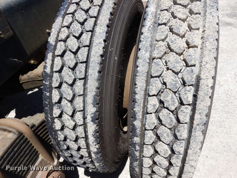 image for item DC2095 2001 Mack CH613  semi truck