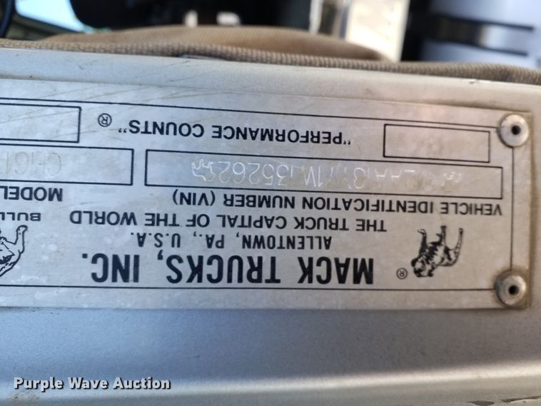 image for item DC2095 2001 Mack CH613  semi truck